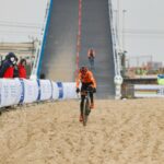 Denise Betsema sortie du pont - Championnats du monde cyclo-cross 2021 - Alain Vandepontseele