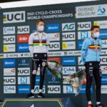 Podium Espoirs hommes - Ryan Kamp Pim Ronhaar Timo Kielich - Championnats du monde cyclo-cross 2021 - Alain Vandepontseele