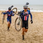 Curtis White et David Menut à pied - Championnats du monde de cyclo-cross 2021 - Alain Vandepontseele