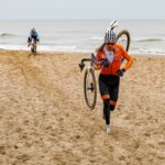 Mathieu Van der Poel et Wout Van Aert à pied - Championnats du monde de cyclo-cross 2021 - Alain Vandepontseele