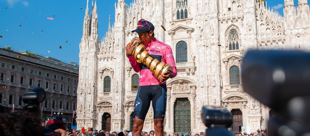 Egan Bernal Vainqueur Tour d'Italie 2021 Podium Trophée Giro - RCS Sport La Presse Alessandro Bremec