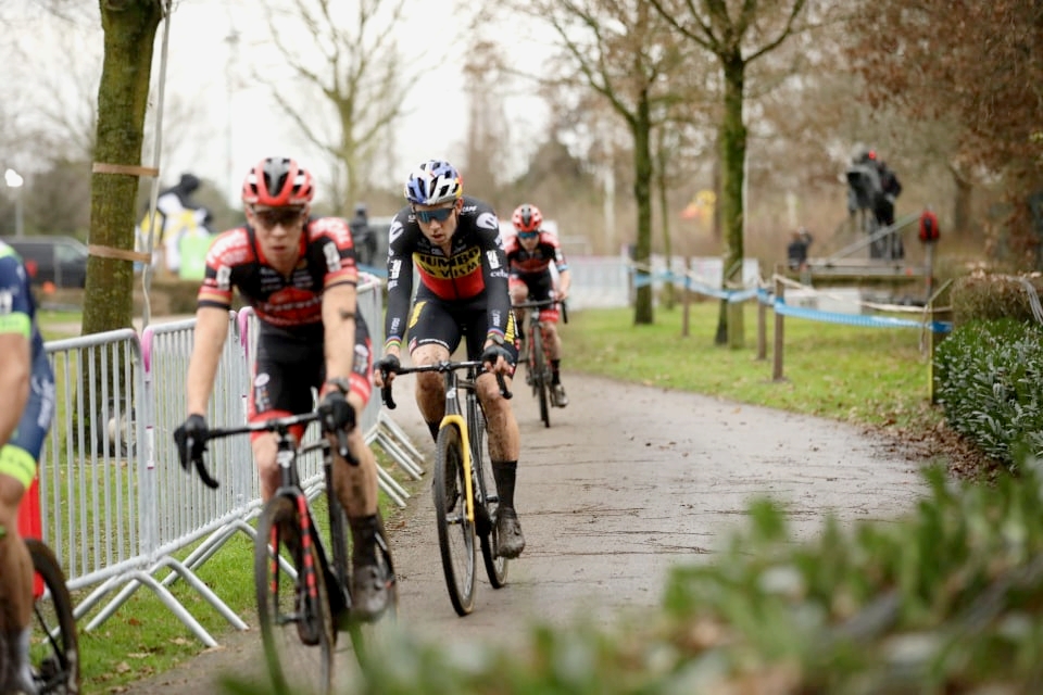 Poursuite Laurens Sweeck Wout van Aert - Cyclo-cross de Loenhout 2021 - Alain Vandepontseele
