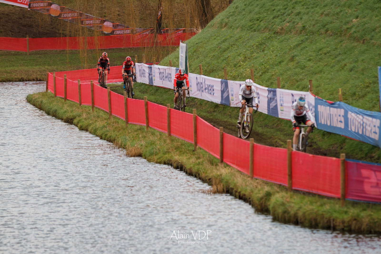 Peloton de tête Femmes - Cyclo-cross de Hulst 2022 - Alain Vandepontseele