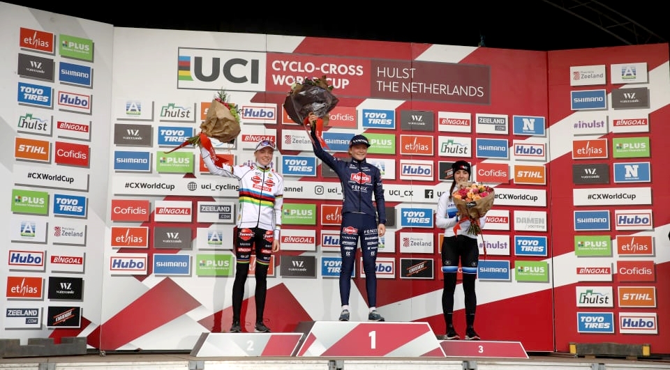 Podium Espoirs Puck Pieterse Fem van Empel Shirin van Anrooij - Cyclo-cross de Hulst 2022 - Alain Vandepontseele