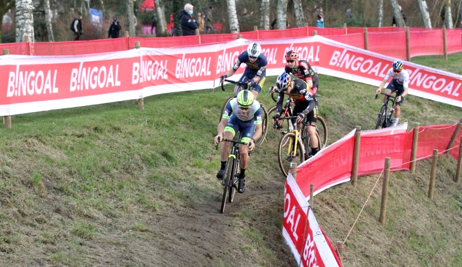 Wout van Aert Problème mécanique 1 - Cyclo-cross de Hulst 2022 - Alain Vandepontseele