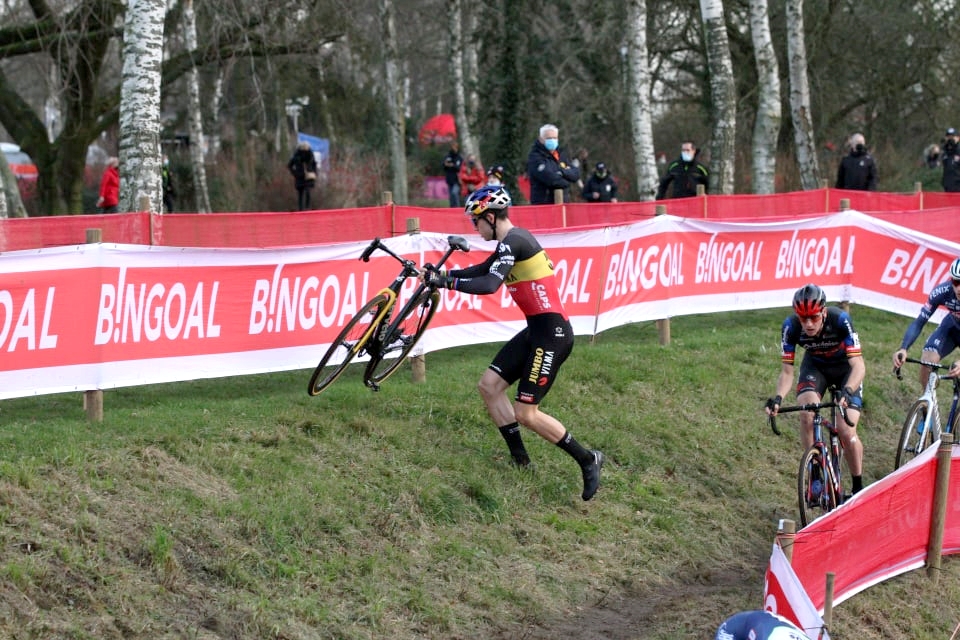 Wout van Aert Problème mécanique 1 - Cyclo-cross de Hulst 2022 - Alain Vandepontseele