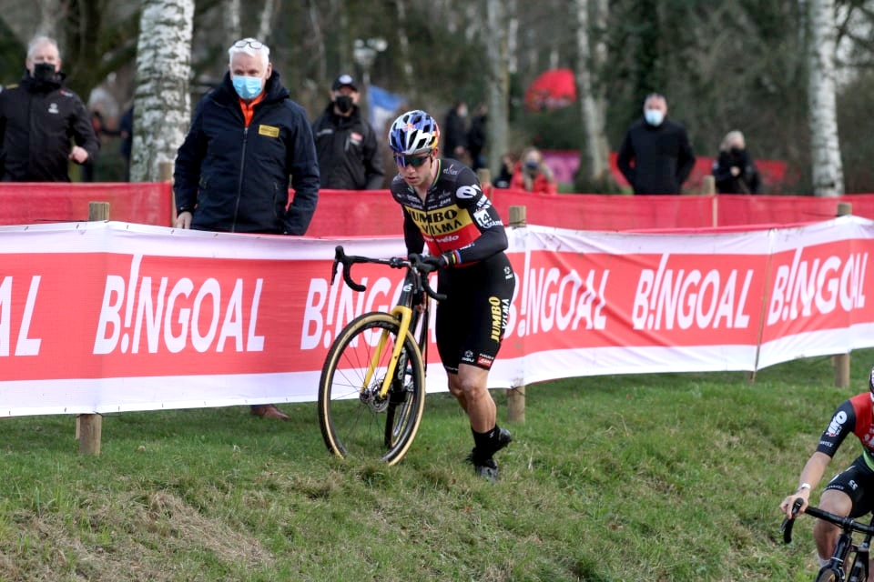 Wout van Aert Problème mécanique 2 - Cyclo-cross de Hulst 2022 - Alain Vandepontseele