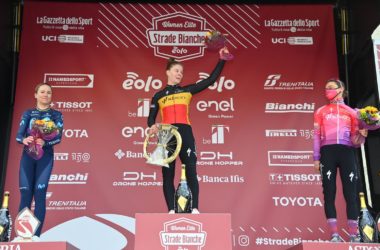 Annemiek van Vleuten Lotte Kopecky Ashleigh Moolman-Pasio - Podium Strade Bianche Femmes 2022 - RCS Sport La Presse.jpg