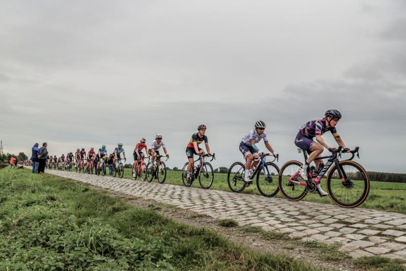 Peloton féminin sur les pavés - Paris-Roubaix Femmes 2021 - ASO Fabien Boukla