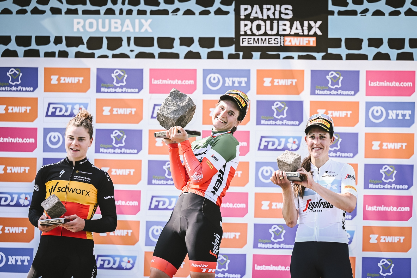 Podium Lotte Kopecky Elisa Longo Borghini Lucinda Brand - Paris-Roubaix Femmes 2022 - ASO Pauline Ballet