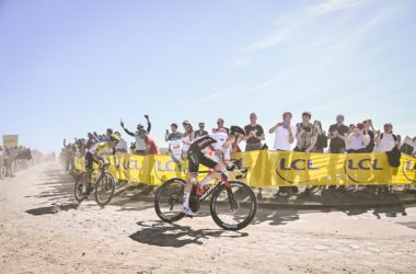 Tom Devriendt Matej Mohoric - Pavés Paris-Roubaix 2022 - ASO Pauline Ballet