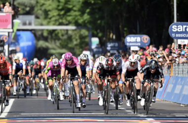 Le sprint massif de la 11e étape du Tour d’Italie 2022, remporté par Alberto Dainese (Team DSM) - Photo : Marco Alpozzi/RCS Sport/La Presse