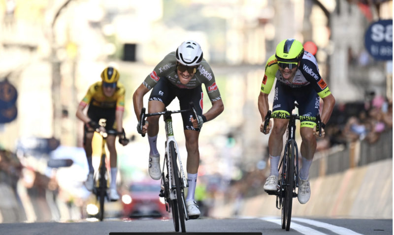 Stefano Oldani (Alpecin-Fenix) remporte le sprint de la 12e étape du Tour d’Italie 2022 devant Lorenzo Rota (Intermarché-Wanty-Gobert) - Photo : Marco Alpozzi/RCS Sport/La Presse