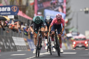 Le sprint entre le maillot rose Richard Carapaz (INEOS Grenadiers) et son dauphin Jai Hindley (Bora-Hansgrohe) sur la 16e étape du Tour d’Italie 2022 à Aprica - Photo : RCS Sport/La Presse/Massimo D’Alberto