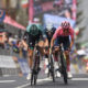 Le sprint entre le maillot rose Richard Carapaz (INEOS Grenadiers) et son dauphin Jai Hindley (Bora-Hansgrohe) sur la 16e étape du Tour d’Italie 2022 à Aprica - Photo : RCS Sport/La Presse/Massimo D’Alberto