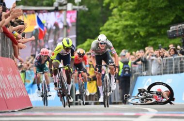 Mathieu Van der Poel Biniam Girmay Sprint - 1re étape Tour d'Italie Giro 2022 - RCS Sport La Presse