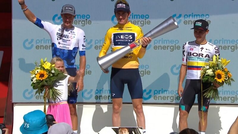 Podium Tour de Suisse 2022 - Jakob Fuglsang Geraint Thomas Sergio Higuita - Capture Eurosport.jpg