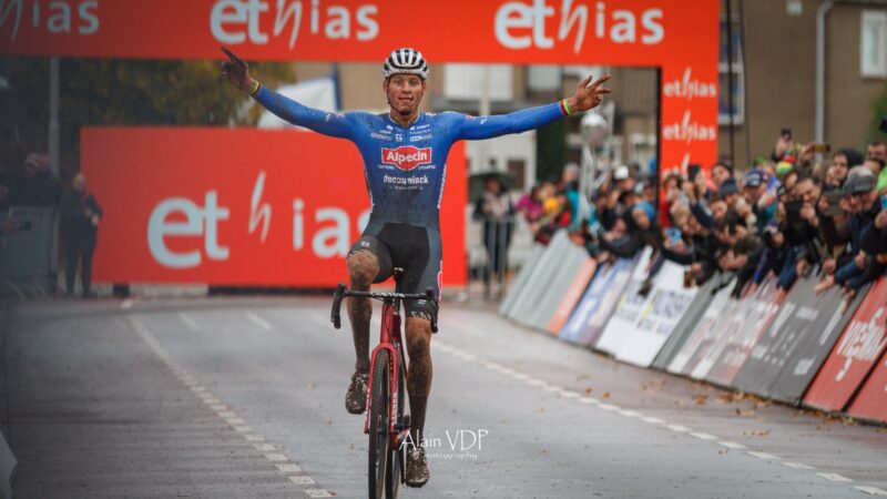 023 Mathieu Van der Poel Vainqueur - Hommes - Cyclo-cross de Hulst 2022 - Alain Vandepontseele