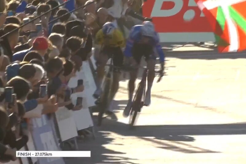 Sprint dangereux Wout van Aert Mathieu Van der Poel Benidorm