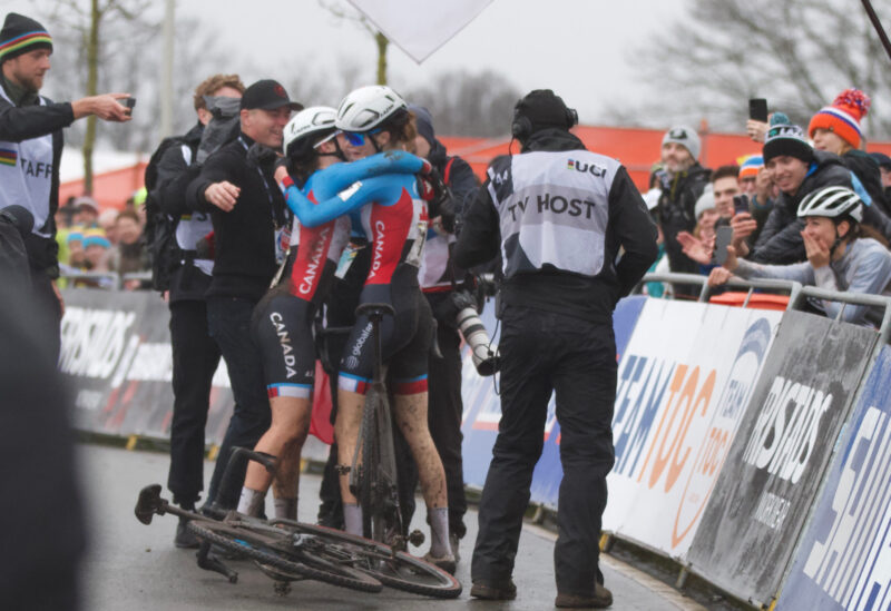La joie d’Ava et Isabella Holmgren, 2e et 1re de la course des juniors femmes sur les championnats du monde de cyclo-cross 2023 à Hoogerheide - Photo : Alain Vandepontseele / Alain VDP Photography