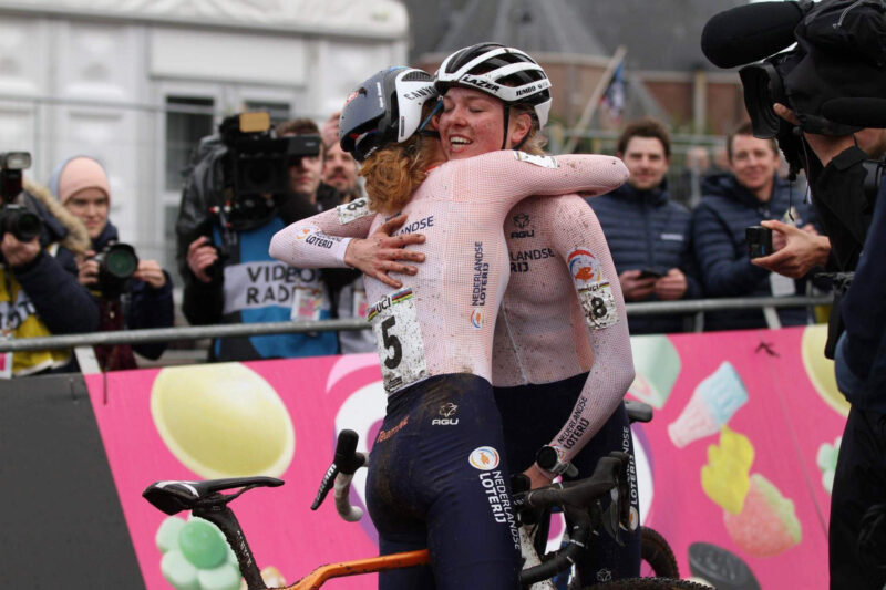 Puck Pieterse félicite Fem van Empel, championne du monde de cyclo-cross à Hoogerheide - Photo : Alain Vandepontseele/Alain VDP Photography