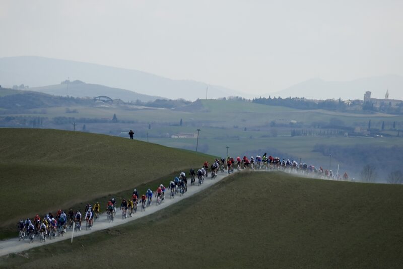 Le peloton sur les secteurs de graviers du Strade Bianche, le 5 mars 2022 - Photo : RCS Sport/La Presse/Fabio Ferrari
