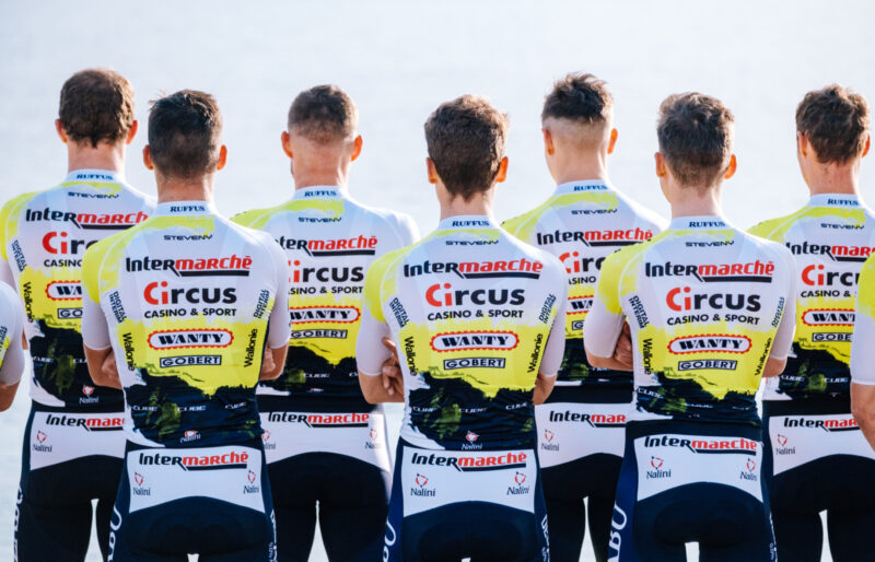Intermarché-Circus Wanty 2023 - Photo de groupe de dos - Cyclingmedia Agency