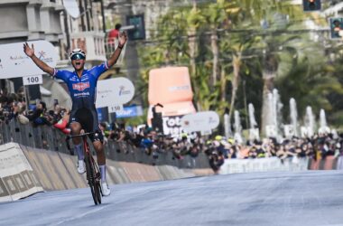 Le Néerlandais Mathieu Van der Poel (Alpecin-Deceuninck) gagne la 114e édition de Milan-Sanremo, le 19 mars 2023 - Photo : RCS Sport/Gian Mattia D'Alberto/LaPresse