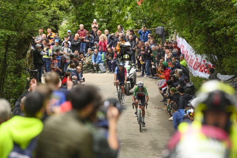 Le Canadien Derek Gee (Israel Premier Tech) et le champion d'Italie Filippo Zana (Team Jayco-AlUla) sur la 8e étape du Tour d'Italie 2023 - Photo : RCS Sport/La Presse/Fabio Ferrari
