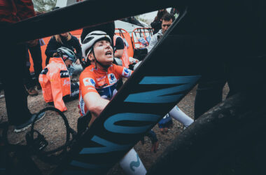 La championne du monde Annemiek van Vleuten (Movistar) après la 7e et dernière étape du Tour d’Espagne féminin 2023. - Photo : ASO/Unipublic/Cxcling/Antonio Baixauli