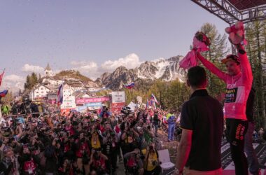 Le Slovène Primoz Roglic (Jumbo-Visma) célèbre son maillot rose de leader après la 20e étape du Tour d'Italie 2023 - Photo : RCS Sport/La Presse/Marco Alpozzi