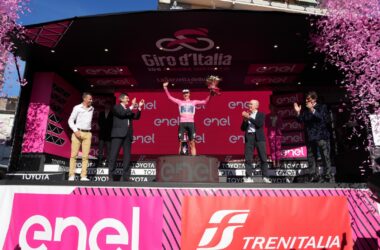 Remco Evenepoel Maillot Rose Podium - 1re étape Tour d'Italie Giro 2023 - RCS Sport La Presse