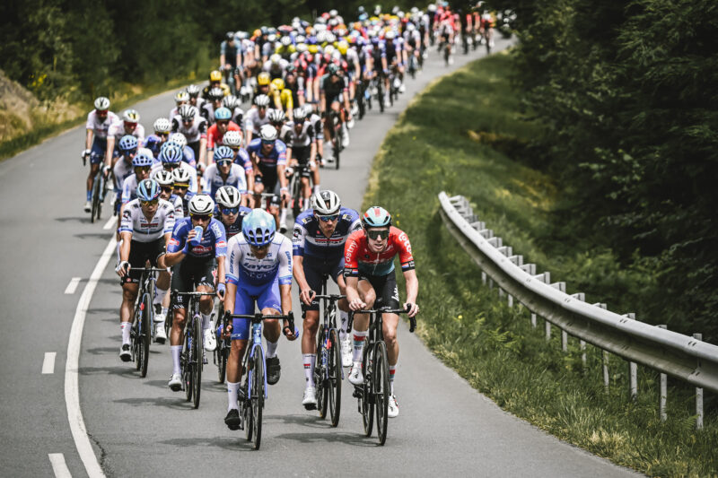 Le peloton sur la 11e étape du Tour de France 2023 - Photo : ASO/Pauline Ballet