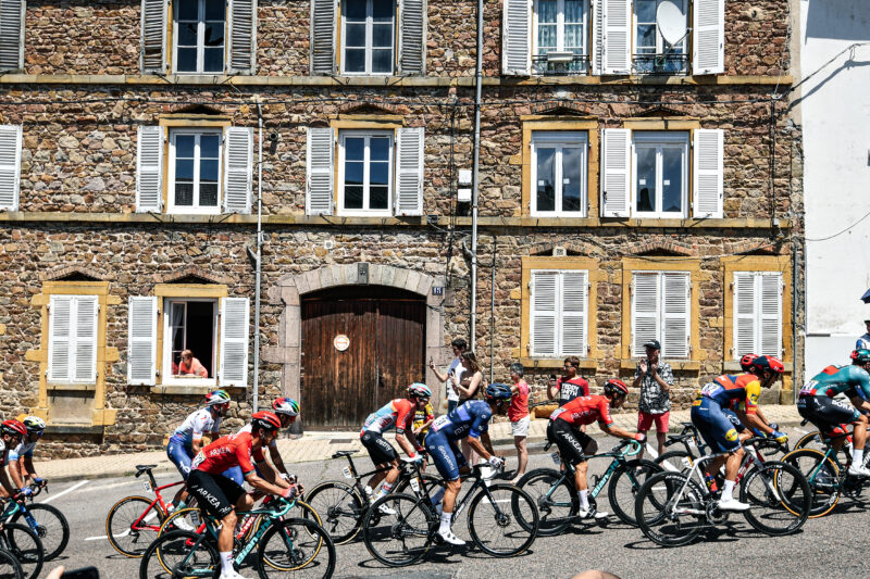 Le peloton sur la 12e étape du Tour de France 2023 - Photo : ASO/Charly Lopez