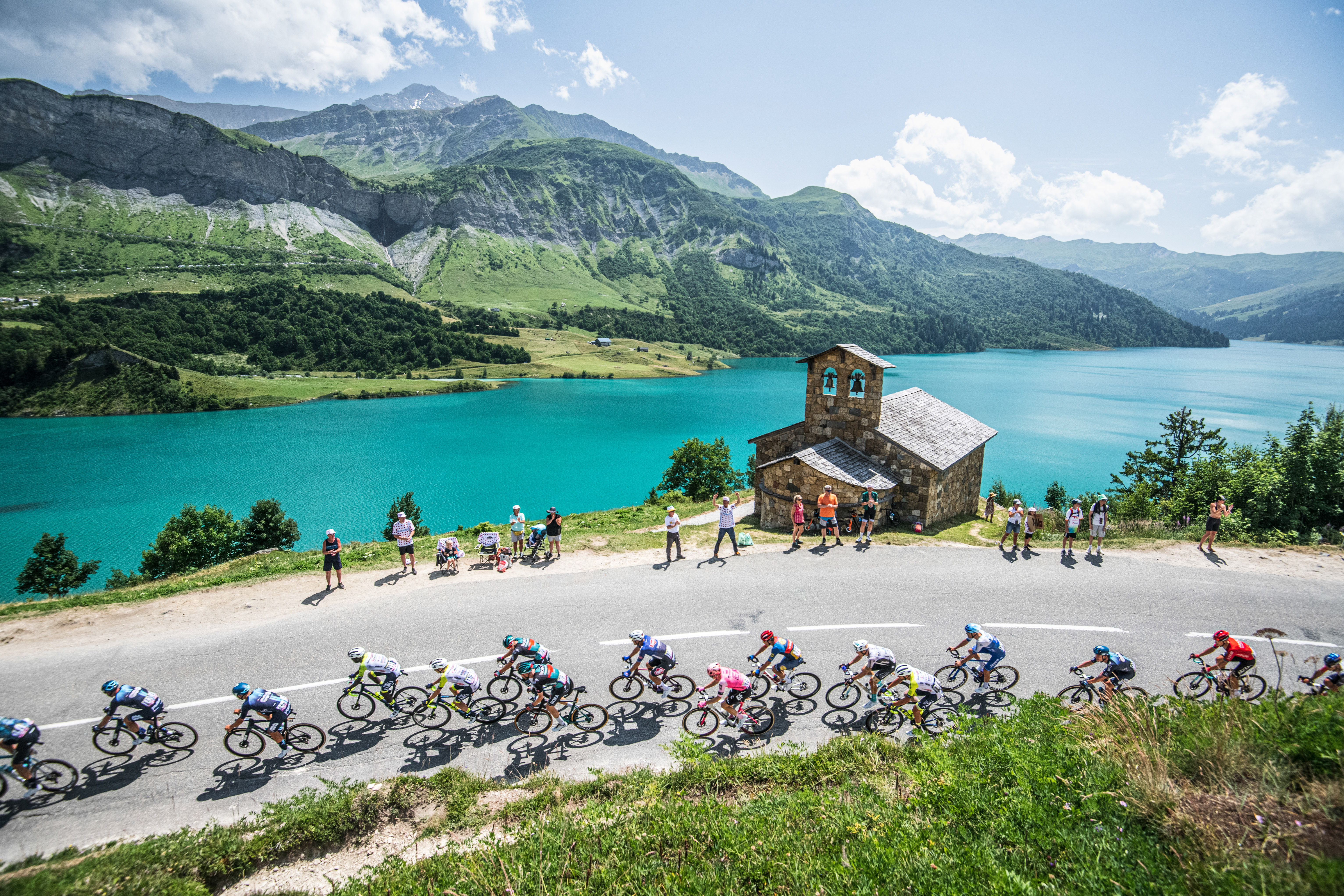 Le peloton sur la 17e étape du Tour de France 2023 - Photo : ASO/Charly Lopez