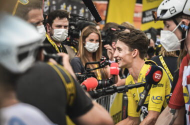 L’Australien Jai Hindley (Bora-Hansgrohe) avec le maillot jaune au départ de la 7e étape du Tour de France 2023 - Photo : ASO/Pauline Ballet