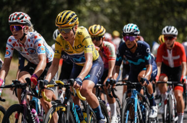 Annemiek van Vleuten (Movistar), avec le maillot jaune, et Demi Vollering (SD Worx), avec le maillot à pois, lors de la 8e étape du Tour de France Femmes 2022 - Photo : ASO/Thomas Matheux