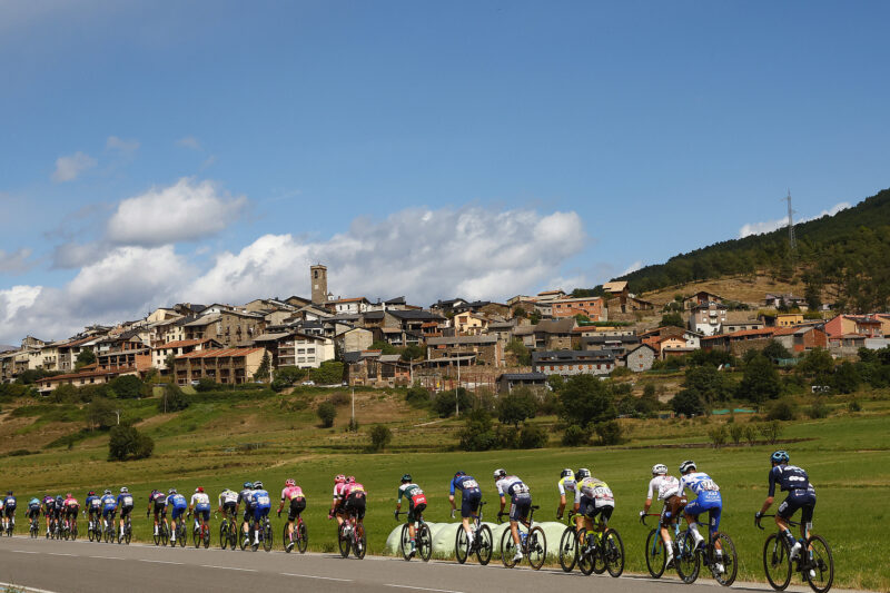 Le peloton sur la 3e étape du Tour d'Espagne 2023 - Photo : ASO/Unipublic/Sprint Cycling Agency/Luis Angel Gomez