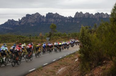 Le peloton sur la 2e étape du Tour d'Espagne 2023 - Photo : ASO/Unipublic/Sprint Cycling Agency