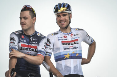 Le Français Rémi Cavagna et le champion d'Europe en titre Fabio Jakobsen (Soudal Quick Step) au départ de la 9e étape du Tour de France 2023 - Photo : ASO/Pauline Ballet