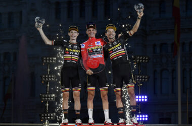 Le podium final du Tour d'Espagne 2023 : Jonas Vingegaard (2e, Jumbo-Visma), Sepp Kuss (1er, Jumbo-Visma) et Primoz Roglic (3e, Jumbo-Visma) - Photo : ASO/Unipublic/Sprint Cycling Agency