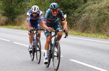 Le Belge Cian Uijtdebroeks (Bora-Hansgrohe) en poursuite sur la 20e étape du Tour d'Espagne 2023 - Photo : ASO/Unipublic/Sprint Cycling Agency