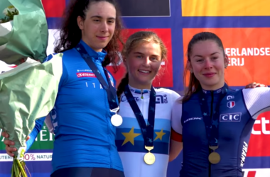 Fleur Moors Podium Course Junior Femmes - Championnats dEurope cyclisme sur route 2023 - Capture UEC