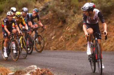 Le champion du Portugal João Almeida (UAE Team Emirates) sur la montée de Caravaca de la Cruz, sur la 9e étape du Tour d’Espagne 2023. - Photo : ASO/Unipublic/Sprint Cycling Agency/Luis Angel Gomez