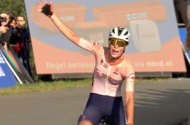 La Néerlandaise Mischa Bredewold célèbre sa victoire sur le championnat d’Europe de cyclisme sur route 2023, sur le col du VAM. - Photo : capture Eurosport