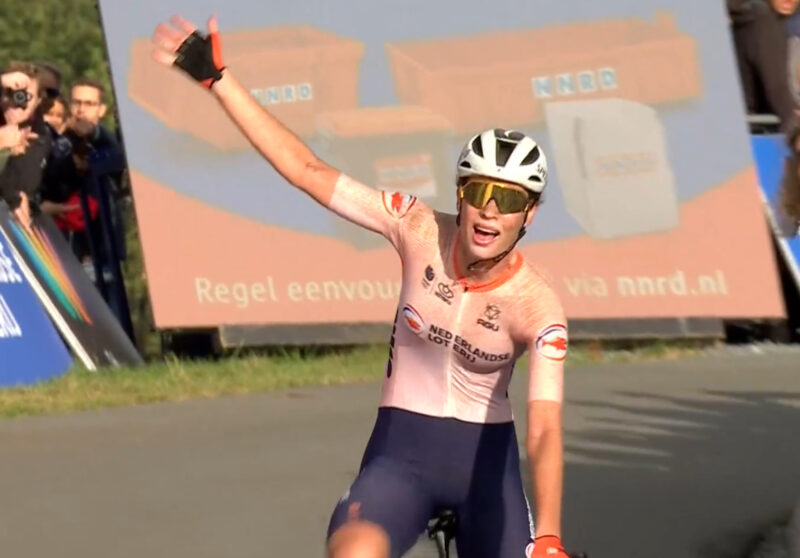 La Néerlandaise Mischa Bredewold célèbre sa victoire sur le championnat d’Europe de cyclisme sur route 2023, sur le col du VAM. - Photo : capture Eurosport
