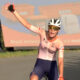 La Néerlandaise Mischa Bredewold célèbre sa victoire sur le championnat d’Europe de cyclisme sur route 2023, sur le col du VAM. - Photo : capture Eurosport