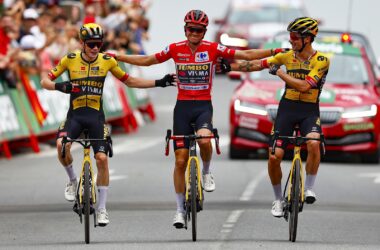 Le Danois Jonas Vingegaard (Jumbo-Visma) et le Slovène Primoz Roglic (Jumbo-Visma) entourent l'Américain Sepp Kuss (Jumbo-Visma) à l'arrivée de la 20e étape du Tour d'Espagne 2023 - Photo : ASO/Unipublic/Sprint Cycling Agency