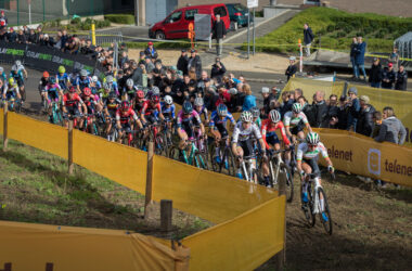 Les femmes enchaînent la première côte du cyclo-cross d'Overijse, le 22 octobre 2023 - Photo : Alain Vandepontseele/Alain VDP Photography