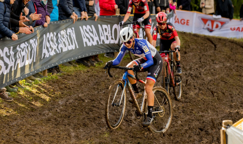 La championne de France Hélène Clauzel (AS Bike Racing) sur le cyclo-cross d'Overijse, le 22 octobre 2023 - Photo : Alain Vandepontseele/Alain VDP Photography